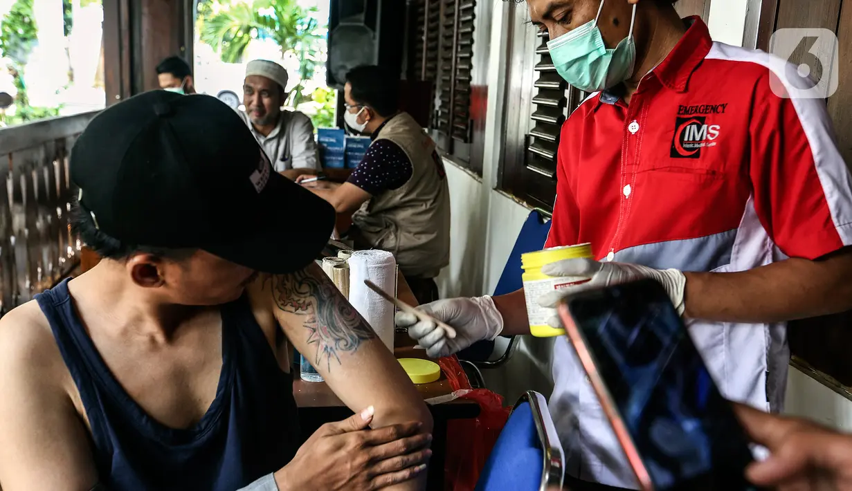 Peserta mengikuti kegiatan hapus tato gratis di Dewan Pimpinan Pusat Forum Ulama Habaib Jakarta, Selasa (19/4/2022). Kegiatan ini diperuntukan bagi masyarakat yang hendak "berhijrah" namun terkendala biaya dalam penghapusan tato, berlangsung dari tanggal 18-19 April 2022. (Liputan6.com/Johan Tallo)