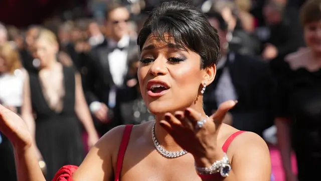 Ariana DeBose di Piala Oscar 2022. (AP Photo/John Locher)