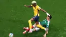 Pemain Meksiko Jorge Sanchez terjatuh saat berebut bola dengan pemain Ekuador Nilson Angulo selama pertandingan sepak bola babak 32 Piala Dunia antara Meksiko dan Ekuador di Mexico City, Selasa, (30/06/2026). (AP Photo/Silvia Izquierdo)