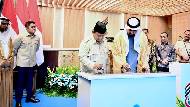 Presiden Prabowo Subianto menyaksikan pertukaran Pernyataan Kehendak (Letter of Intent/LoI) antara Yayasan Khalifa bin Zayed Al Nahyan, Uni Emirat Arab (UEA) dan Kemenag RI.