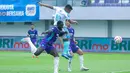 Pemain PSBS Biak, Alexandro Santos, mencetak gol ke gawang Persita Tangerang pada laga BRI Liga 1 di Stadion Indomilk Arena, Sabtu (3/5/2025) petang WIB. (Bola.com/M Iqbal Ichsan)