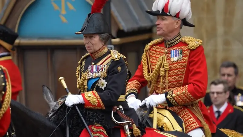 Putri Anne berkuda dengan atribut lengkap saat meninggalkan Westminster Abbey dalam perannya sebagai penjaga keselamatan Raja Charles III dan Ratu Camilla usai penobatan keduanya pada Sabtu 6 Mei 2023. (Dok. Ist)
