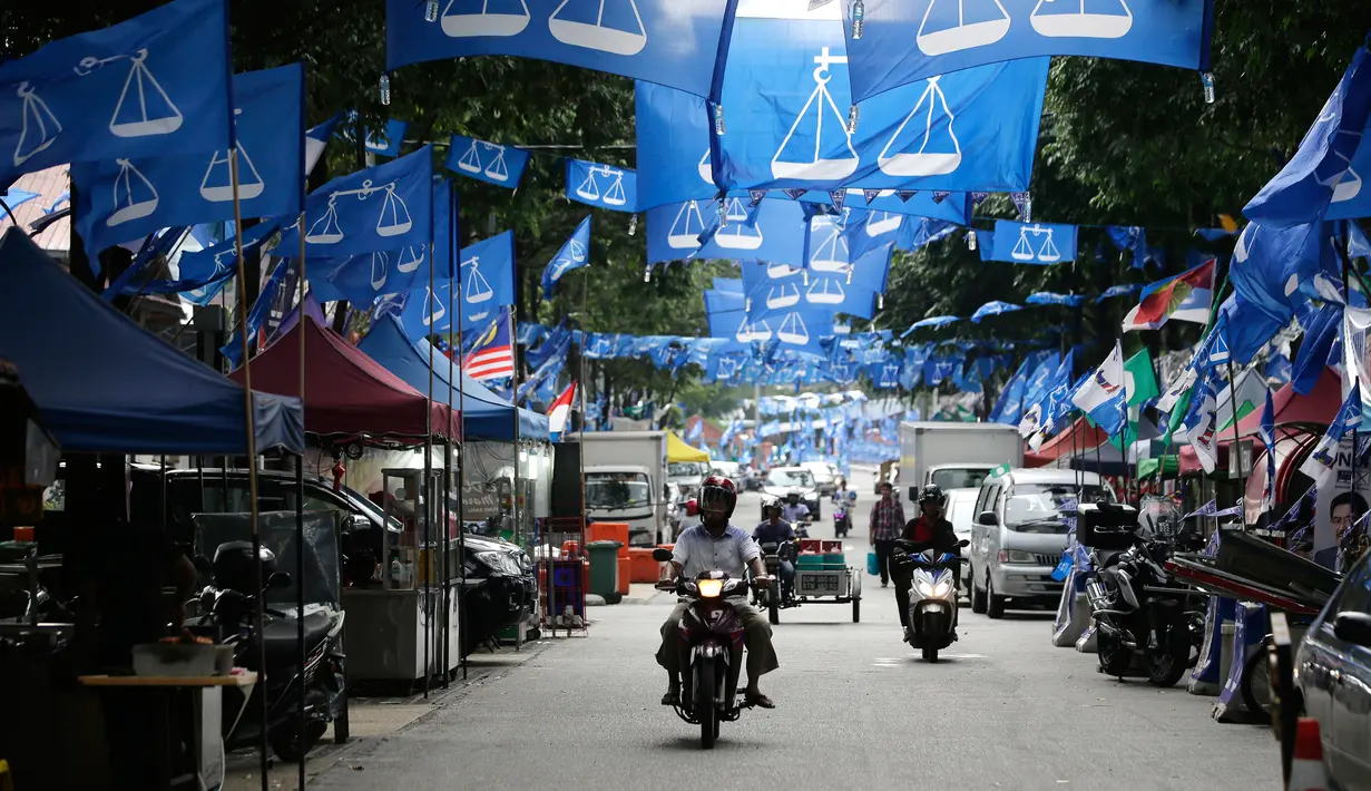 Bendera dari berbagai partai politik digantung di sepanjang jalan di Kuala Lumpur, Malaysia, Senin (7/5). PM Malaysia Najib Razak akan bersaing dengan mantan mentornya, Mahathir Mohamad. (AP Photo/Aaron Favila)