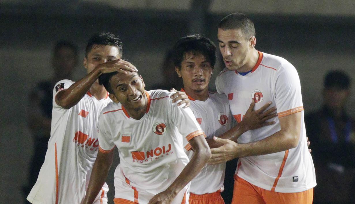 Pemain Perseru Serui merayakan gol yang dicetak oleh Nur Akbar ke gawang Tira Kabo pada laga Piala Presiden 2019 di Stadion Si Jalak Harupat, Jawa Barat, Kamis (7/3).  (Bola.com/M Iqbal Ichsan)