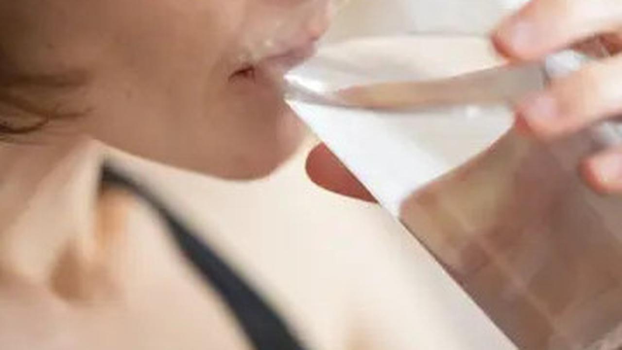Minum Air Saat Bangun Pagi Punya Segudang Manfaat, Apa Saja?