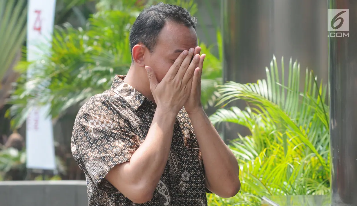 Direktur PT Angkasa Pura Propertindo (APP) Wisnu Raharjo menutupi wajahnya saat memenuhi panggilan penyidik KPK di Jakarta, Jumat (23/8/2019). Wisnu Raharjo diperiksa sebagai saksi kasus dugaan suap proyek pengadaan pekerjaan baggage handling system (BHS) di 6 bandara. (merdeka.com/Dwi Narwoko)