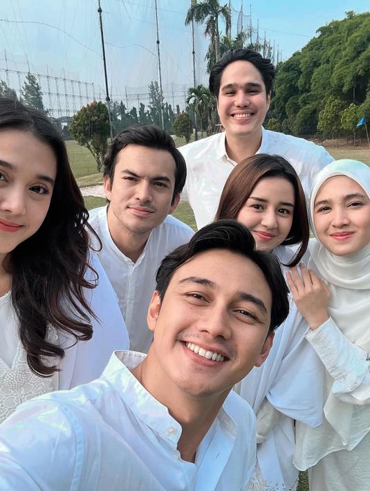 Sinetron My Heart ini juga dibintangi oleh Fathir Muchtar, Icha Nabila, Lavicky Nicholas, Cut Syifa hingga Rizky Nazar. Sinetron tersebut juga yang membawa Rizky Nazar menjadi Aktor Pendamping Paling Ngetop SCTV Awards 2024 dan Rizky Nazar – Cut Syifa sebagai Pasangan Karakter Sinetron Paling Ngetop. Pencapaian tersebut bukti bahwa sinetron tersebut sukses. (Liputan6.com/IG/@estapramanita)