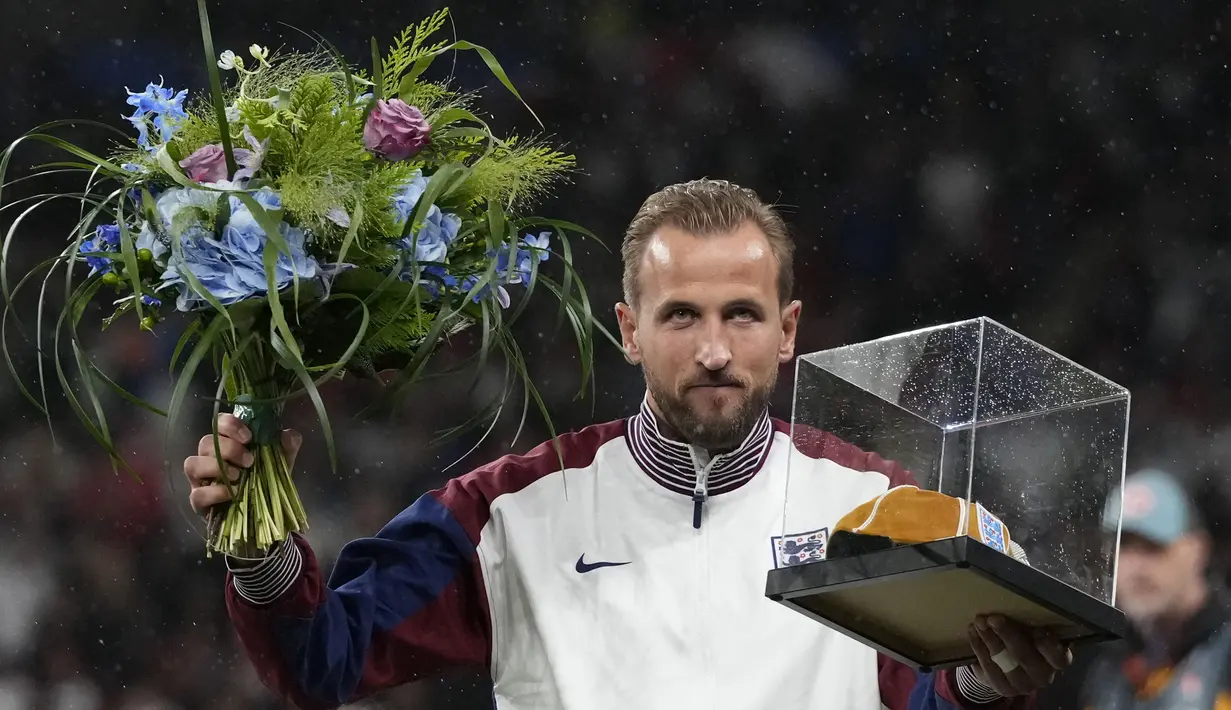 Pemain Inggris, Harry Kane saat menerima Cap ke-100nya sebelum laga UEFA Nations League 2024 antara Inggris melawan Finlandia di Satdion Wembley, London, Rabu (11/09/2024) WIB. (AP Photo/Frank Augstein)