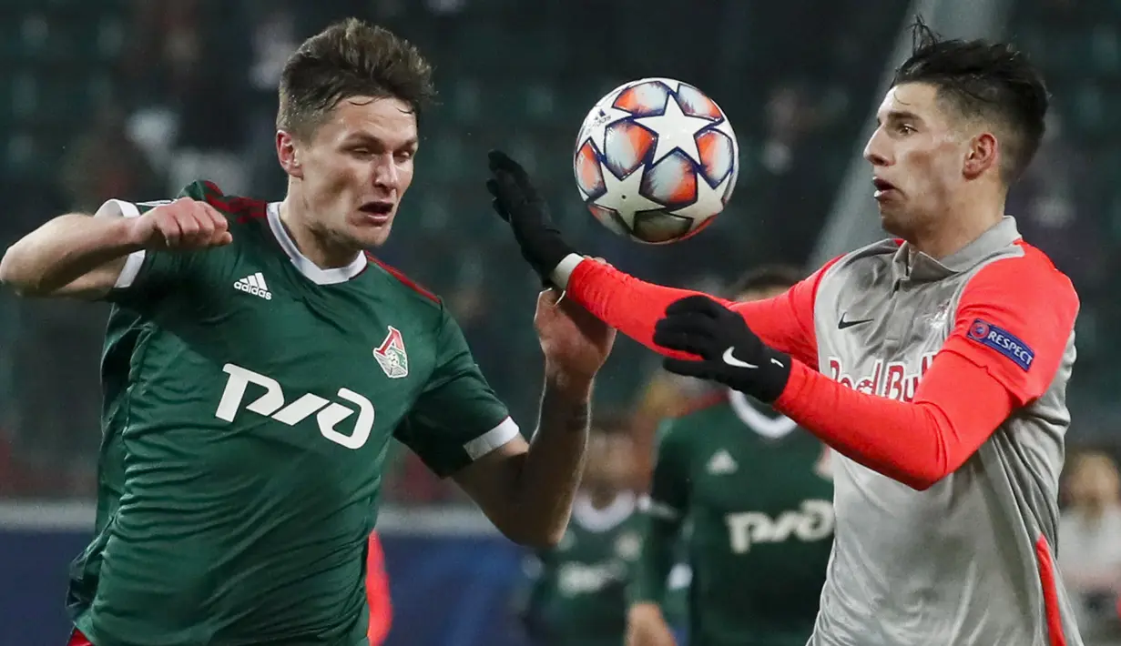 Bek Lokomotiv Moscow,Vitaly Lystsov dan gelandang RB Salzburg, Dominik Szoboszlai bersaing memperebutkan bola pada matchday 5 Grup A Liga Champions di Stadion RZD Arena, Rabu (2/12/20) dinihari WIB. RB Salzburg sukses menang dengan skor meyakinkan 3-1 atas Lokomotiv Moscow (MAXIM SHIPENKOV/POOL/AFP)