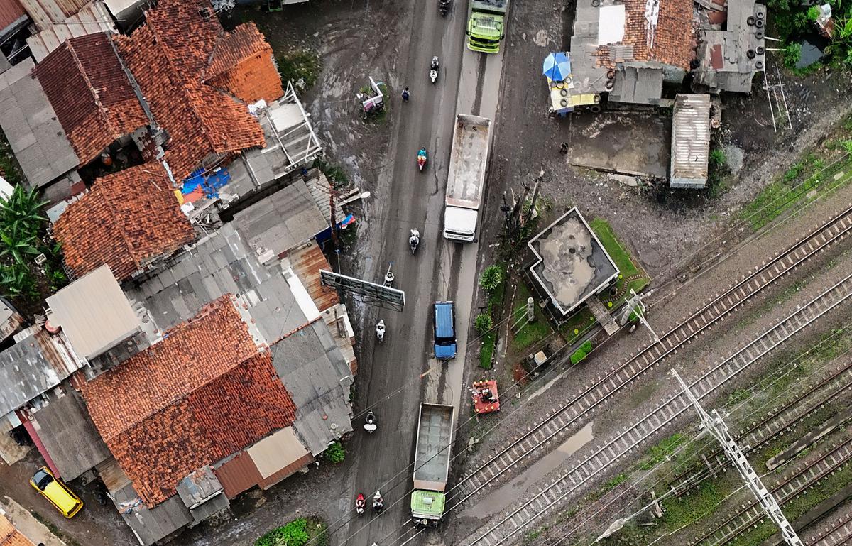 Antrean truk tambang di Parung Panjang