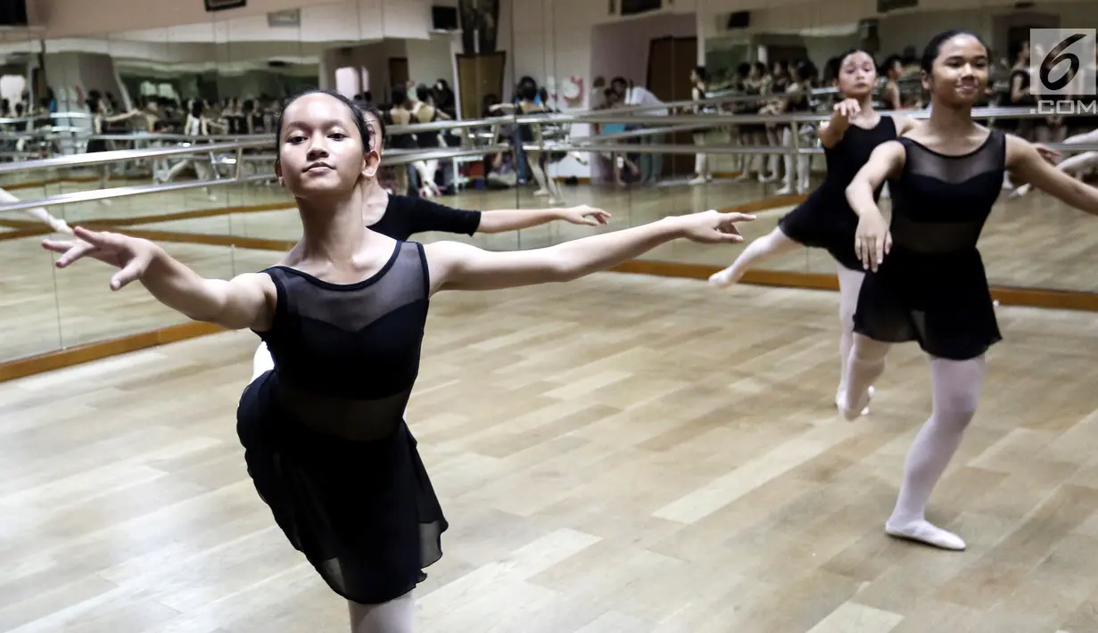 Pebalet berlatih teknik dasar di studio Cicila Ballet School, Kemanggisan, Jakarta, Minggu (16/9). Sekolah balet yang berdiri September 1982 tengah mempersiapkan diri untuk mengikuti Bandung International Dance Competition. (Liputan6.com/Fery Pradolo)