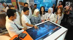 Direktur Manajemen Resiko BNI Bob Tyasika Nanta melayani nasabah saat Hari Pelanggan Nasional di Kantor BNI Mall  Kota Kasablanka, Jakarta, Selasa (4/9). Sejak 2003, 4 September dicanangkan sebagai Hari Pelanggan Nasional. (Merdeka.com/Arie Basuki)