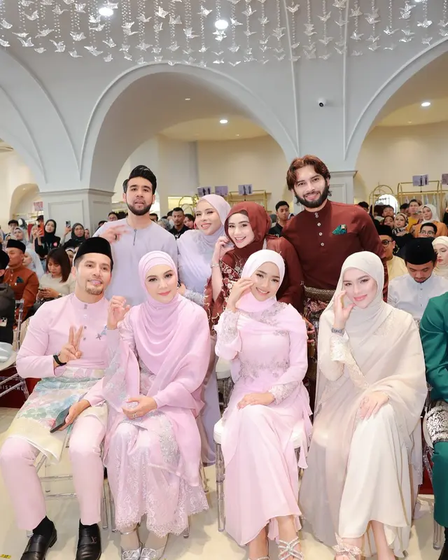 6 Potret Fuji dan Davina Karamoy jadi model hijab di Malaysia, tampilkan pesona anggun dan elegan