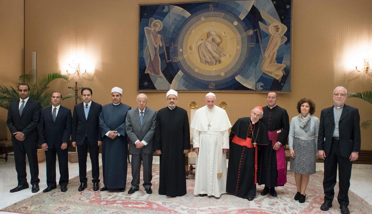 Pemimpin umat Katolik dunia, Paus Fransiskus berfoto bersama  Imam Besar Masjid Al-Azhar, Ahmed al-Tayeb dan rombongan pada sebuah pertemuan pribadi di Vatikan, Selasa (7/11). (L'Osservatore Romano/Pool via AP)