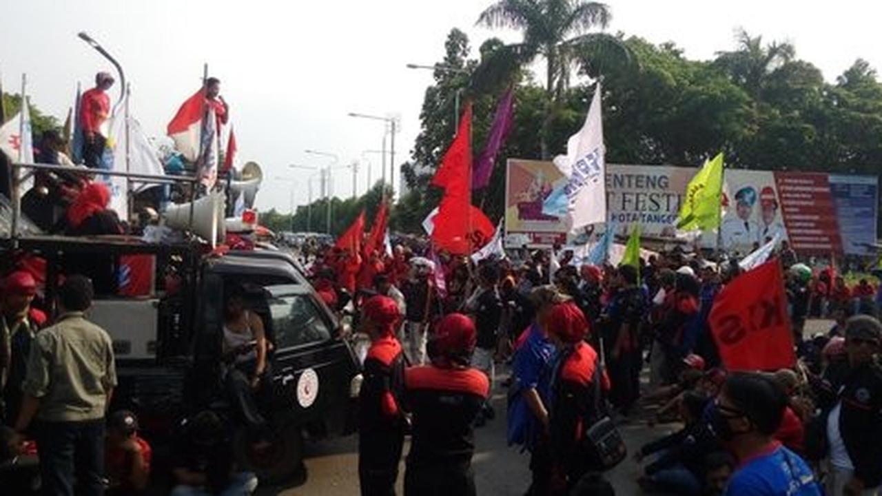 Hari kedua mogok, 1000 buruh duduk di Kantor DPRD Tangerang