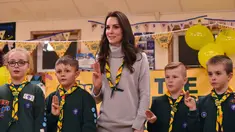 Dutchess of Cambridge, Kate Middleton membaca janji Pramuka bersama sejumlah anak-anak dalam acara Cub Scout Pack di Kings Lynn, Inggris (14/12). Dalam acara tersebut Kate Middleton mengahadiri 100 tahun The Scout Association. (Reuters/Ben Stansall/Pool)
