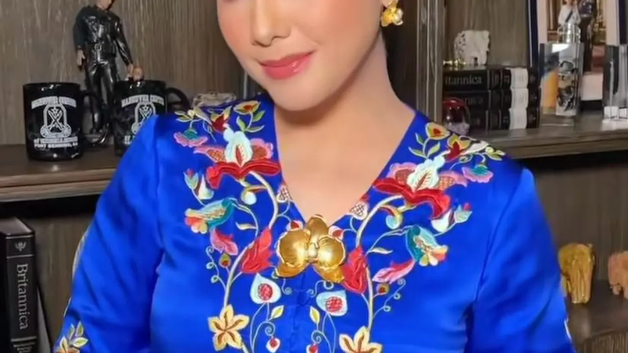 Potret Annisa Pohan Tampil Anggun Berkebaya Encim Biru saat Perayaan Hari Kartini 2025