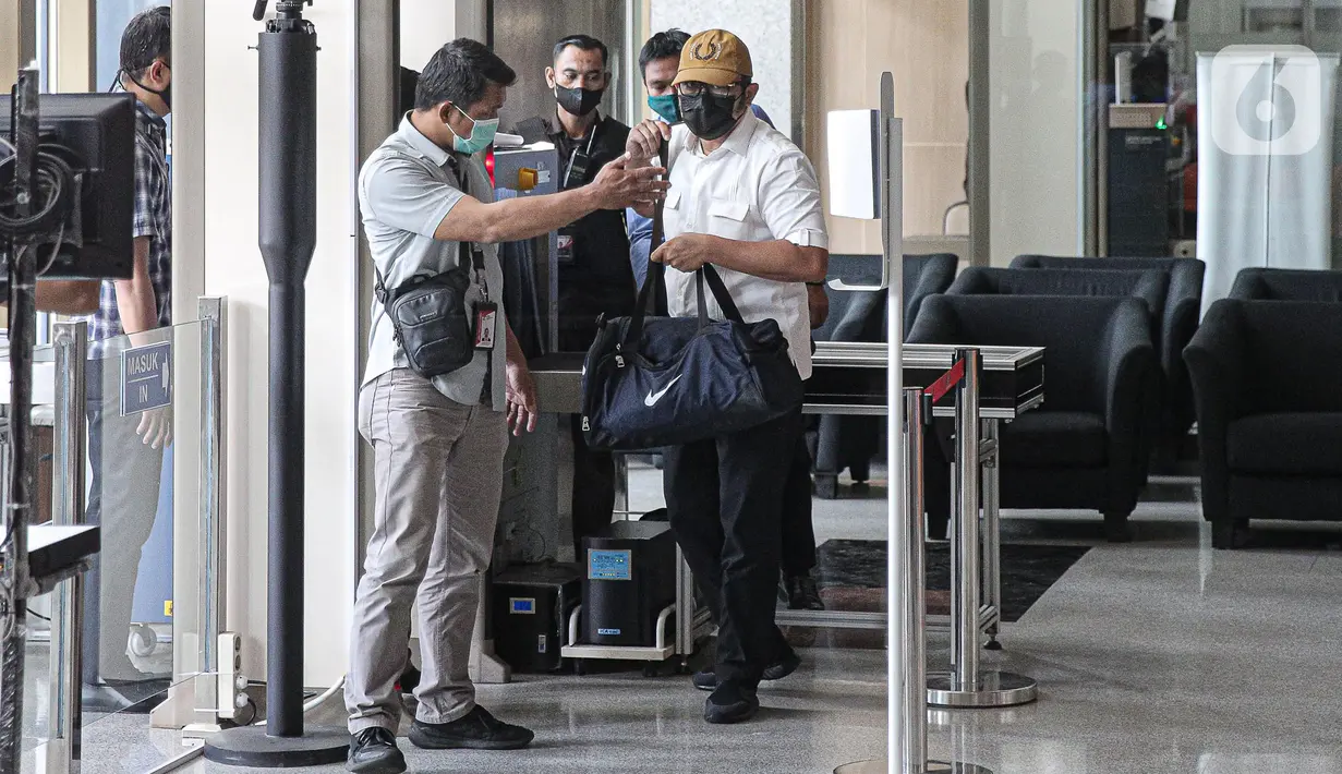 Wakil Ketua DPRD Provinsi Jawa Timur Sahat Tua Simanjuntak yang terjaring operasi tangkap tangan (OTT) tiba di Gedung Merah Putih KPK, Jakarta, Kamis (15/12/2022). Dengan didampingi seorang penyidik, Sahat langsung menuju lantai dua gedung dwiwarna KPK untuk menjalani pemeriksaan.  (Liputan6.com/Faizal Fanani)
