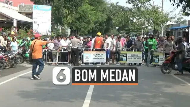 Polisi melakukan penjagaan ketat usai sebuah bom bunuh diri meledak di Mapolresta Medan, Sumatera Utara.