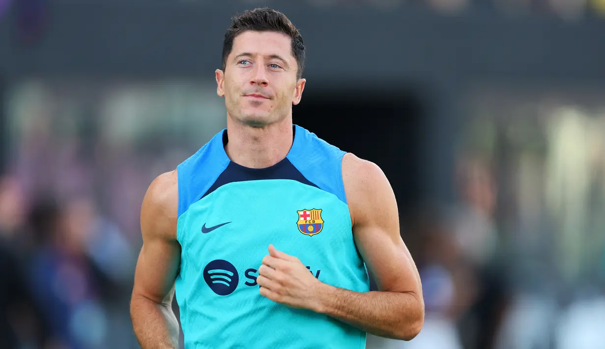 Barcelona secara resmi mengumumkan pemain terbarunya, Robert Lewandowski. Penyerang haus gol itu ditebus dari Bayern Munchen seharga 50 juta Euro. (Michael Reaves/Getty Images/AFP)