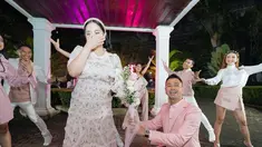 Raffi Ahmad berlutut kepada istrinya memberikan sebuket bunga. (Foto: Instagram/ raffinagita1717)