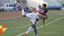 Penyerang Persekap Pasuruan, Angga Yuda (putih) berusaha merebut bola pada laga Piala Kemerdekaan melawan Madiun Putra di Stadion Wilis, Madiun, Sabtu (15/08/2015). Persekap berhasil mengalahkan Madiun Putra 2-0. (Bola.com/Robby Firly)
