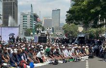 Massa Demonstran Kawal Sidang MK Salat Zuhur Berjemaah di Kawasan Patung Kuda