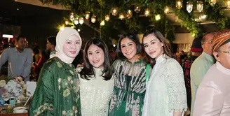 Acara ini dihadiri oleh keluarga serta rekan artis. Mereka kompak kenakan busana sentuhan warna hijau.