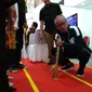 Deputi III Pembudayaan Olahraga Kemenpora, Raden Isnanta saat mencoba olahraga tradisional Balogo di Pameran Haornas (istimewa)