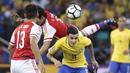 Philippe Coutinho (kanan) berebut bola dengan para pemain Paraguay pada laga Kualifikasi Piala Dunia 2018 zona Conmebol di Arena Corinthians Stadium,  Sao Paulo, Brasil, Selasa (28/3/2017). Brasil menang 3-0. (AP/Andre Penner)