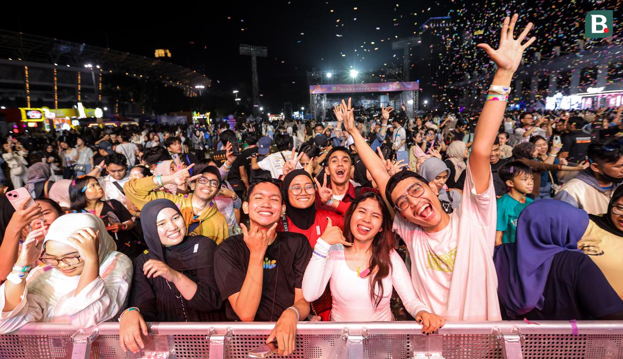 Para penonton menikmati konser dalam acara Kapanlagi Buka Bareng (KLBB) 2026 yang berlangsung di Stadion Madya, Senayan, Jakarta, Minggu (01/03/2026). (Bola.com/Bagaskara Lazuardi)