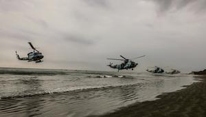 Dalam gambar yang dirilis oleh situs web resmi Angkatan Darat Iran pada hari Jumat, 30 Desember 2022, helikopter tiba di pantai dalam latihan tahunan di wilayah pesisir Teluk Oman dan dekat Selat Hormuz yang strategis. (Angkatan Darat Iran melalui AP)