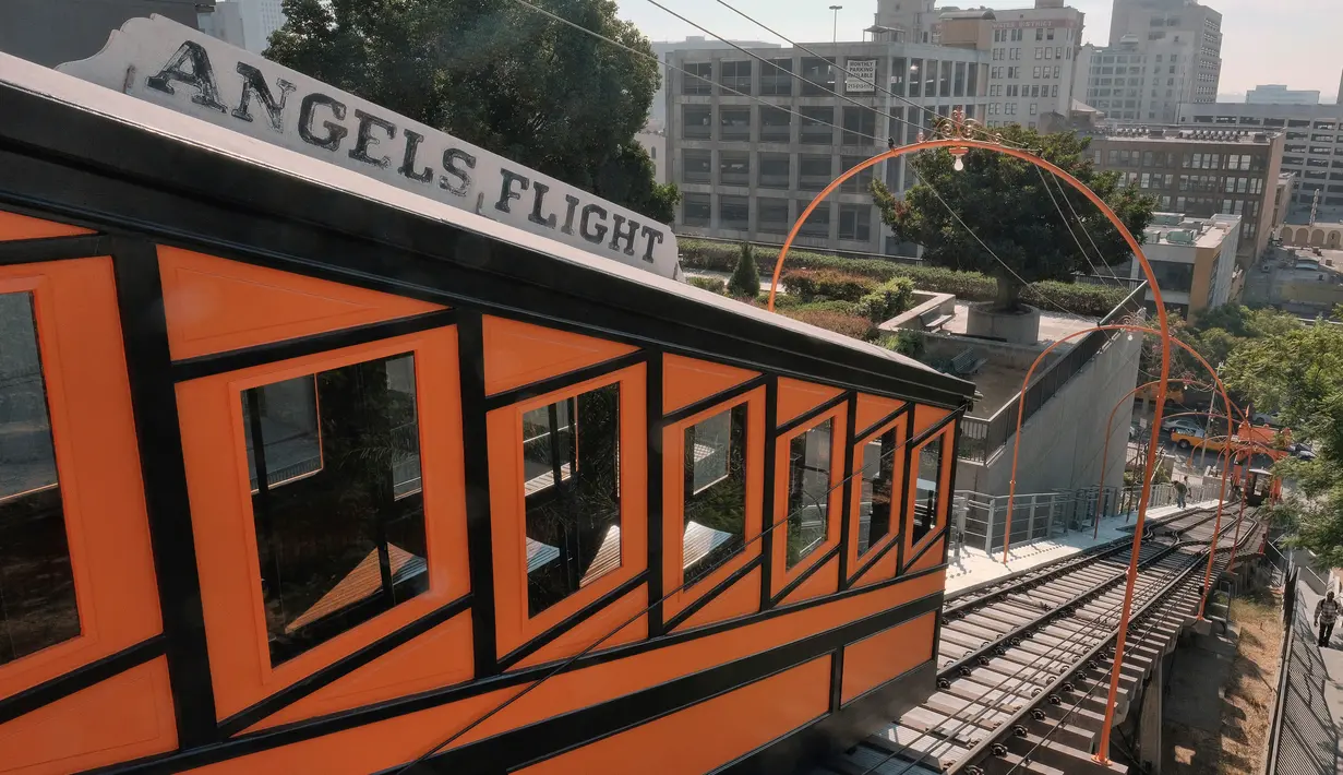 Penampakan kereta api Angels Flight dengan jalur yang curam di pusat kota Los Angeles, AS (30/8). Kereta api Angels Flight ini menjadi semakin terkenal karena di gunakan dalam adagen film "La La Land".  (AP Photo / Richard Vogel)