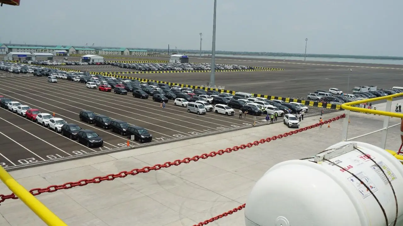 Kapal KM Serasi V secara perdana mengangkut 700 unit mobil CBU yang didominasi merek Toyota dari Pelabuhan Patimban ke Pelabuhan Belawan. (Dok Kemenhub)