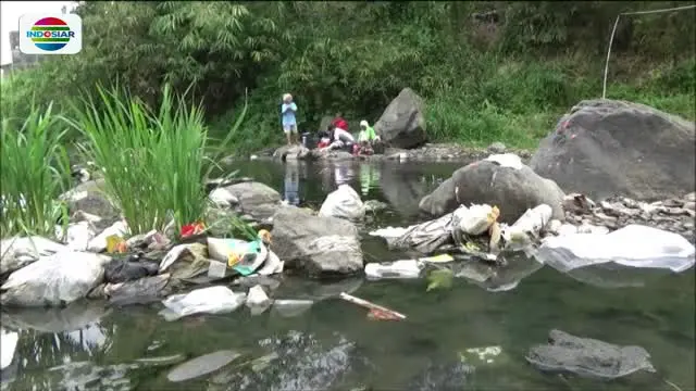 Sulit memperoleh air bersih karena sumur mengering akibat kemarau panjang, warga Tasikmlaya, Jawa Barat, menggunakan air kali yang kotor untuk kebutuhan sehari-hari.