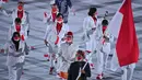 Kontingen Indonesia mengikuti defile dalam pembukaan Olimpiade Tokyo 2020, di Stadion Nasional Jepang, Tokyo, Jumat malam (23/7/2021). Kontingen Indonesia tampil gagah dalam upacara pembukaan Olimpiade Tokyo. (Ben STANSALL/AFP)