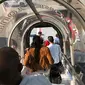 Penumpang meninggalkan pesawat Emirates Airline setelah menjalani pemeriksaan di Bandara Kennedy New York, Rabu (5/9). Sebanyak 100 dari sekitar 521 penumpang dan awak jatuh sakit selama terbang dengan pesawat dari Dubai ke New York. (Larry Coben via AP)