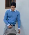Nam Joo Hyuk tampil dengan inner kemeja dipadukan outer sweater baby blue dan celana denim sambil membawa Dior Archie Bag abu-abu. [@skawngur]