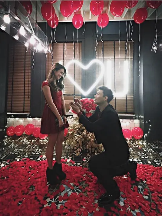 Setelah lamaran diterima oleh Stella, Fendy Chow tidak bisa menutupi kegembiraannya. Ia mengaku lega. Sebelumnya, ia mengaku deg degan acara yang telah disusun untuk memberikan kejutan pada Stella Cornelia bocor. (Instagram/fnspropose)