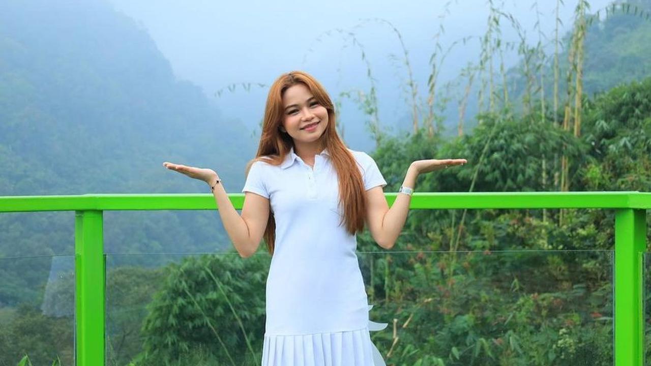 Rara terlihat begitu memesona saat ia mengunjungi Taman Safari Bogor. Dalam balutan dress putih yang kasual, ia terlihat begitu anggun dengan rambut baru yang terurai dengan indah.