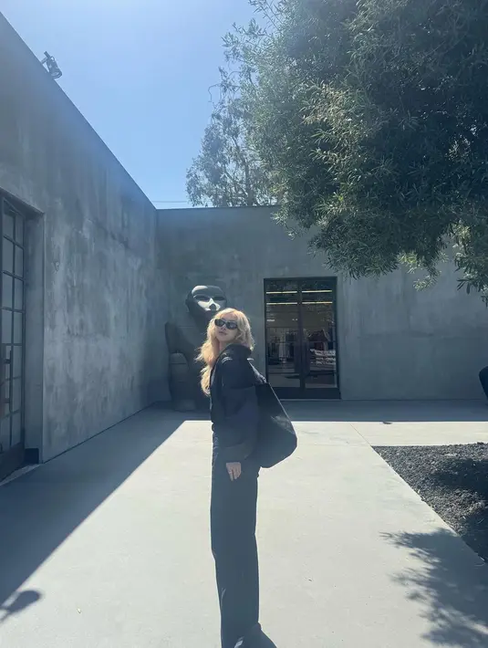 Rose memakai hoodie dan celana panjang, serta tas yang semuanya serba hitam. Ia juga menambahkan sentuhan sunglasses yang menambah kesan misterius dari penampilannya. [Foto: Instagram/roses_are_rosie]