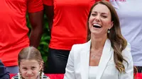 Aksi Putri Charlotte Meniru Kate Middleton di Kunjungan Kerajaan Solonya