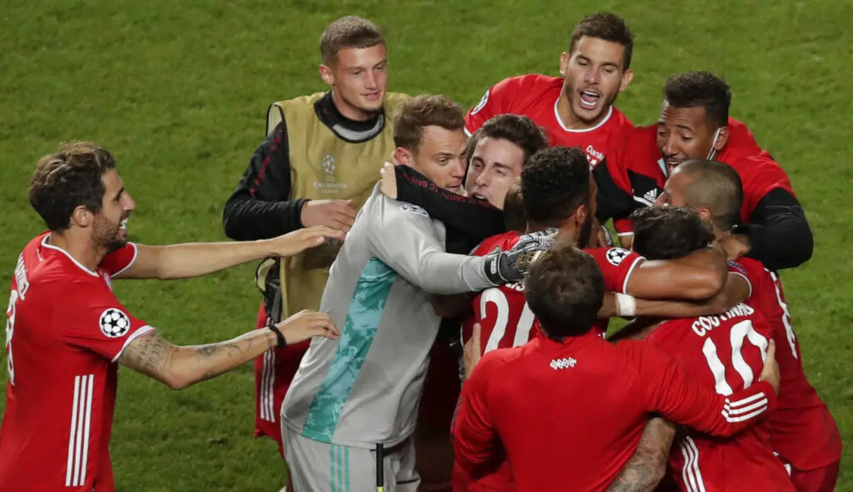 Pemain Bayern Munchen memeluk Manuel Neuer usai menjuarai Liga Champions di Stadion The Luz, Portugal, Senin (24/8/2020). Bayern Munchen berhasil menjadi juara usai menaklukkan PSG 1-0. (AP/Manu Fernandez, Pool)