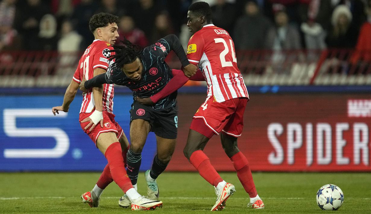 <p>Pemain Manchester City, Micah Hamilton (tengah) berusaha melewati penjagaan dari dua pemain Red Star saat laga terakhir Grup G Liga Champions 2023/2024 di Rajko Mitic Stadium, Belgrade, Serbia, Kamis (14/12/2023) dini hari WIB. (AP Photo/Darko Vojinovic)</p>