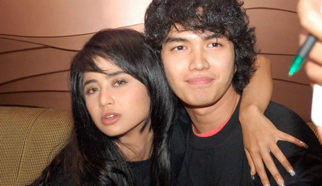 Membaca komentar netizen tersebut, Depe membalasnya, bisa jadi lantaran tersulut emosinya. Hingga membongkar aib kedua suaminya. (dok. Kapanlagi.com)