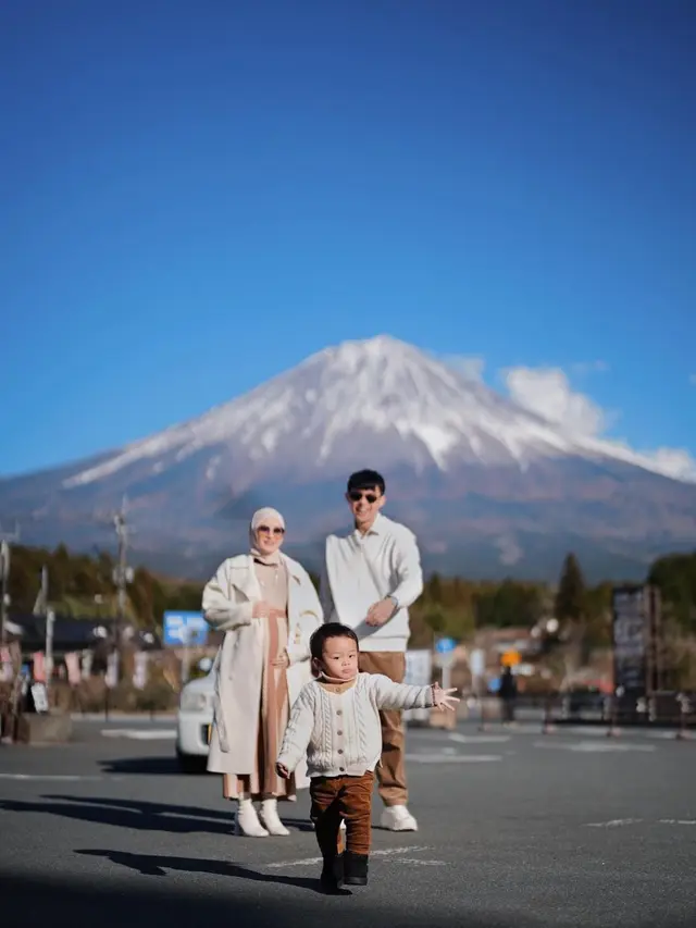 10 OOTD Kompak ala Keluarga Dinda Hauw dan Rey Mbayang, Family Goals Panutan