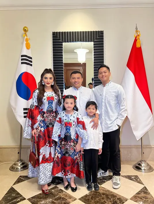Tampak Anang, Azriel, Arsya, Arsyi ikut mendampingi Ashanty menerima penghargaan tersebut. Mereka begitu memberikan dukungan untuk Ashanty. Keluarga selebriti ini tampak begitu bahagia.(Liputann6.com/IG/@ashanty_ash)