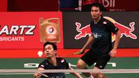 Pebulutangkis ganda putra Indonesia, Mohammad Ahsan/Hendra Setiawan, saat bertanding melawan pebulutangkis Jepang, Kenta Kazuno/Kazushi Yamada, dalam Kejuaraan Dunia Bulutangkis 2015 di Istora Gelora Bung Karno, Senayan, Jakarta. Kamis (13/8/2015). Mohamm
