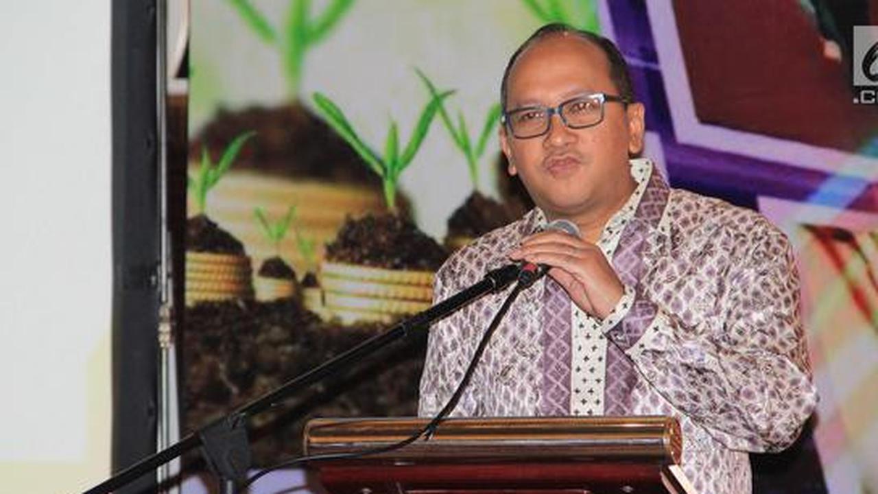 "Demi Allah saya bersumpah, bahwa saya akan setia kepada Undang-Undang Dasar Negara Republik Tahun 1945 serta akan menjalankan segala peraturan perundang-undangan," kata Rosan.