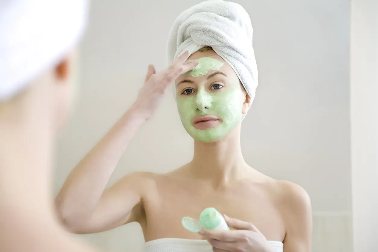Ilustrasi kecantikan pakai masker wajah (iStockphoto/diego_cervo)